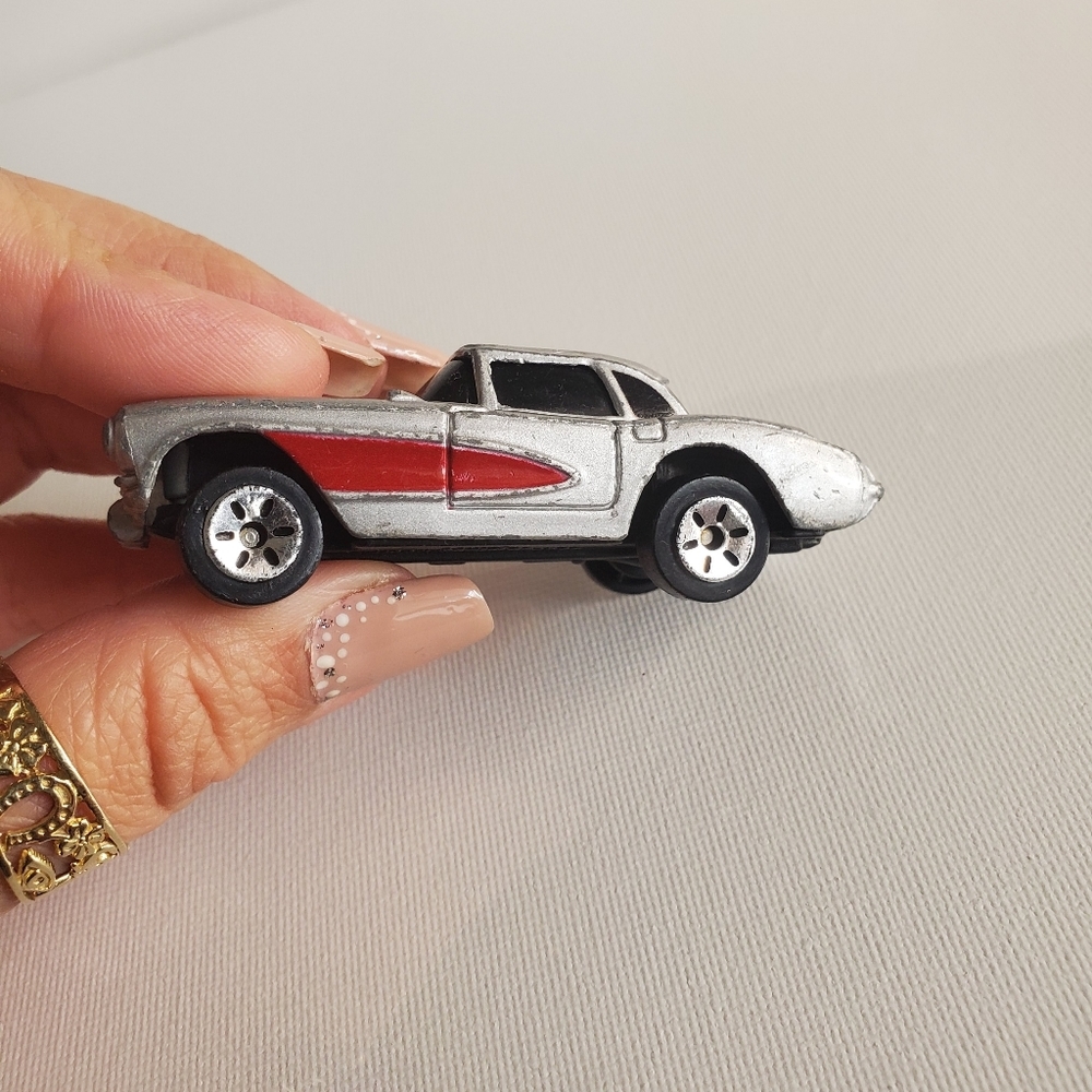 Maisto "57 Chevrolet Corvette" Toy Car - Picture 6 of 7